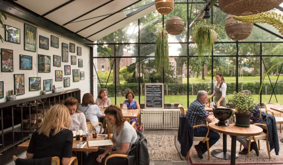 Terras bij de eendracht in 't IJkgebouw